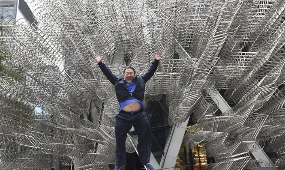 El artista chino Ai Wei Wei posa para los medios durante la presentación de su escultura "Forever" en el edificio Gherkin en Londres (Reino Unido). EFE/Facundo Arrizabalaga