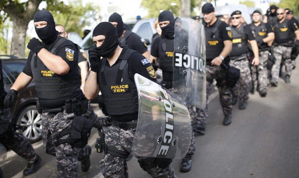 Policías antidisturbios húngaros se despliegan en el cruce fronterizo con Serbia en Röszke. REUTERS