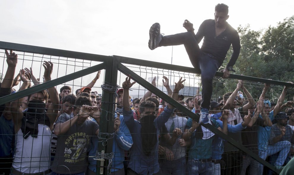 Un migrante salta la valla fronteriza entre Serbia y Hungría. REUTERS