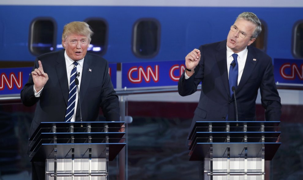 Donald Trump y Jeb Bush, en el segundo debate de los candidatos republicanos a la presidencia de EEUU 2016. REUTERS/Lucy Nicholson