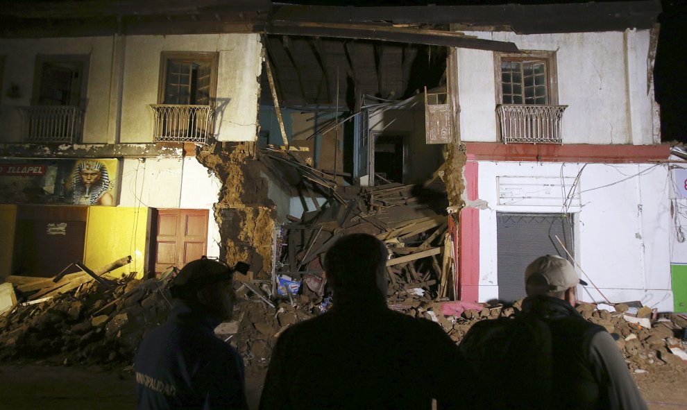 Vista de una vivienda destruída hoy, tras el terremoto de 8,4 en la escala de Richter, la ciudad de Illapel, al norte de Santiago de Chile. Miles de chilenos de localidades costeras pasarán la noche de este miércoles en zonas elevadas tras la alerta de ts