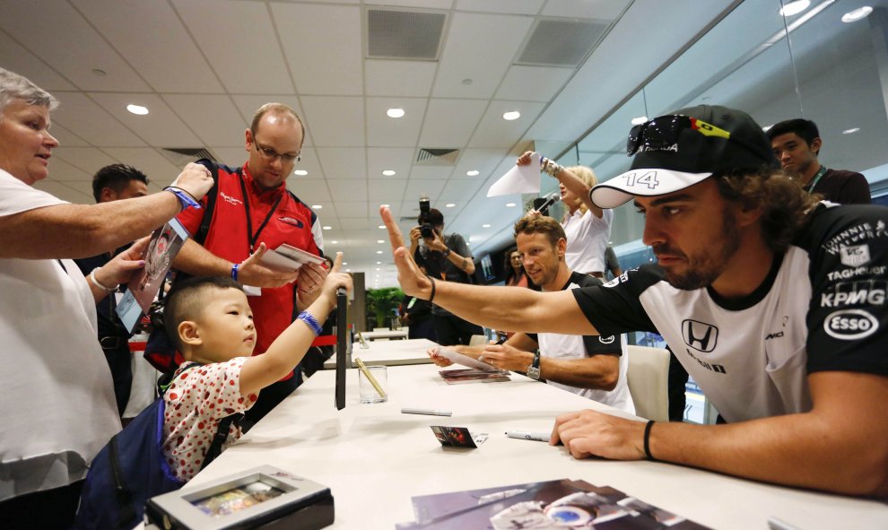 Fernando Alonso en la firma de autógrafos en Singapur, hoy, 17 de septiembre./ REUTERS