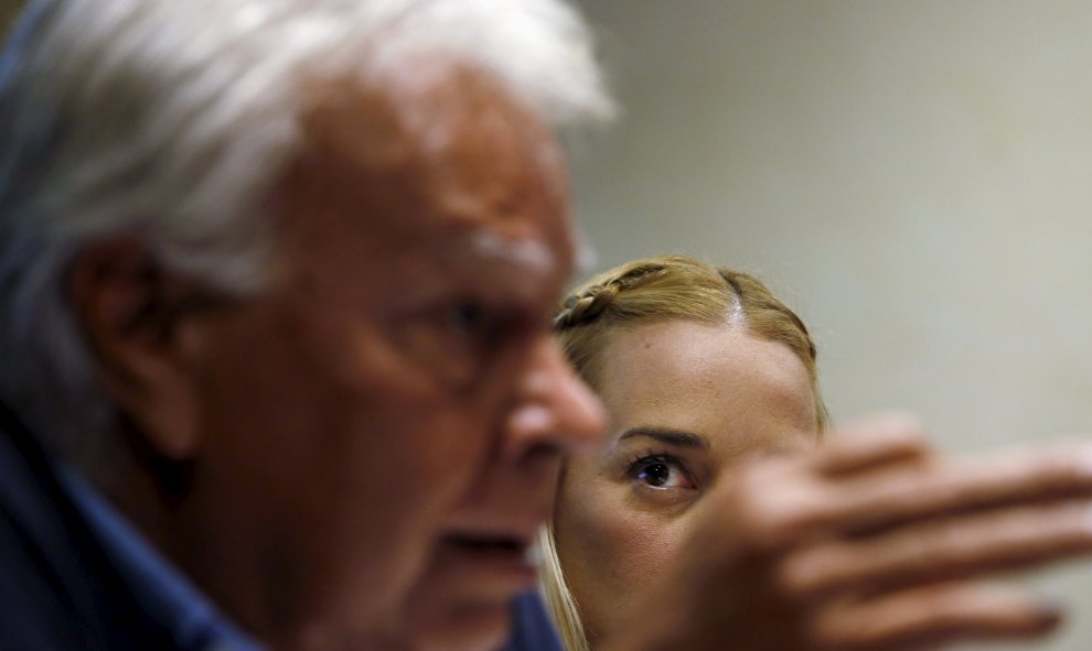 El ex presidente de Gobierno Felipe González  y Lilian Tintori, esposa del encarcelado líder de la oposición venezolana, Leopoldo López, en una rueda de prensa en Madrid, España, 17 de septiembre de 2015. REUTERS / Susana Vera