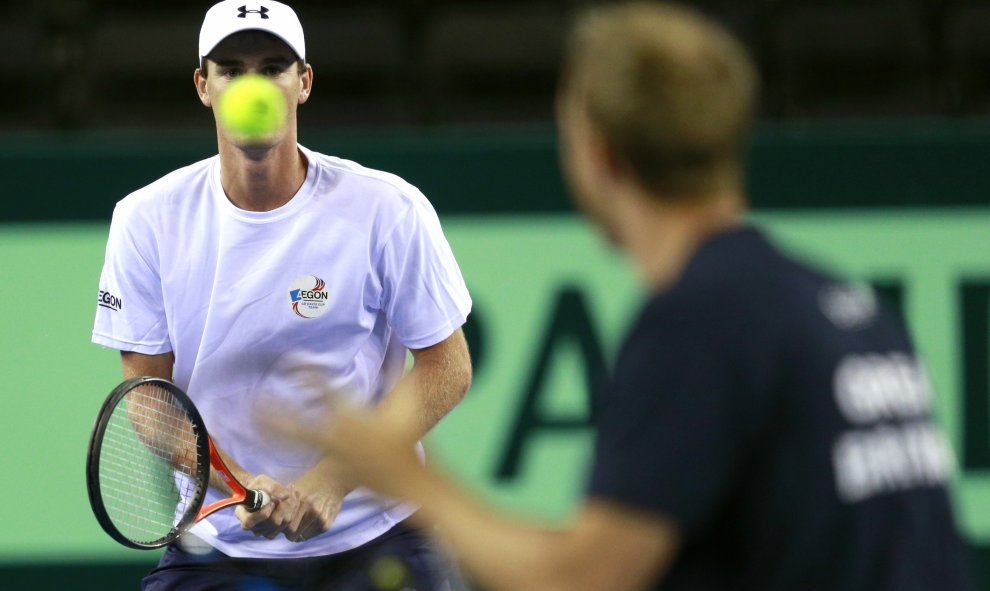 Jamie Murray, de Gran Bretaña durante su entrenamiento para la semifinal de la Copa Davis./ Reuters/Jason Cairnduff