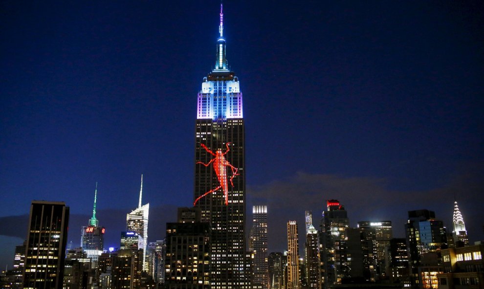 El Empire State Building, con la imagen de un animal en peligro de extinción proyectada, en Nueva York. REUTERS