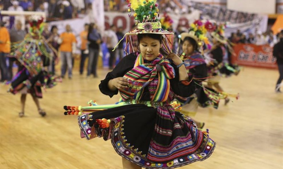 Un grupo de bailarinas bolivianas antes del partido que disputaron el presidente de Bolivia, Evo Morales y el gobernador de la provincia de Buenos Aires, Daniel Scioli. EFE/DAVID FERNÁNDEZ