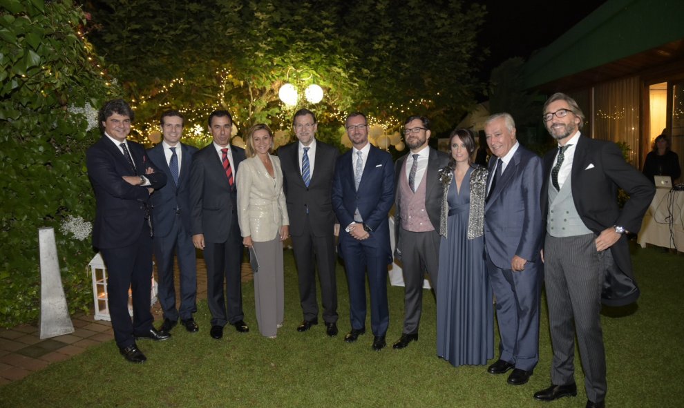 Foto de familia de los dirigentes del PP en la boda de Javier Maroto. Entre ellos, Moragas, Casado, Cospedal, Rajoy, Levy, Arenas y Oyarzábal.