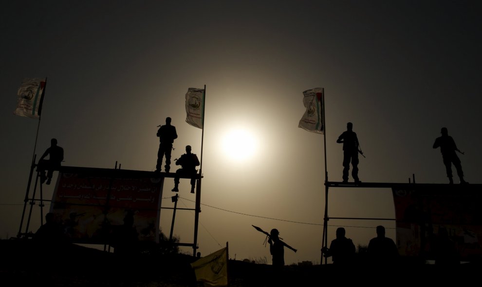 Militantes palestinos leales al movimiento Fatah hacen guardia durante una ceremonia de graduación de estilo militar en Khan Younis, en el sur de la Franja de Gaza. REUTERS / Suhaib Salem