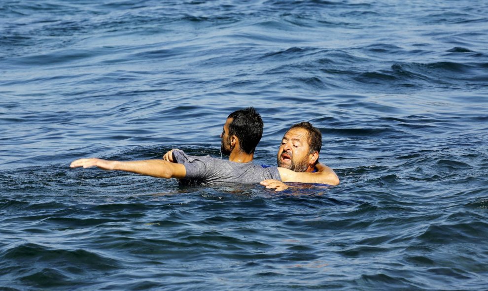 El voluntario griego le salva la vida al afgano./ EUROPA PRESS