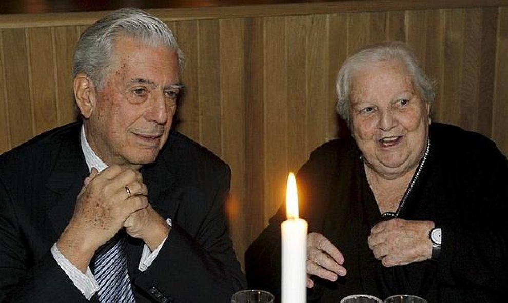Carmen Balcells junto con el escritor Mario Vargas Llosa / EFE