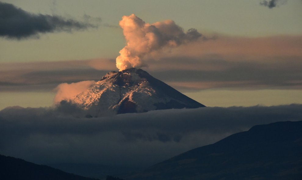 El volcán Cotopaxi echa ceniza, 21 de septiembre, 2015. La actividad del volcán empezó tras 138 años de silencio, el día 14 de agosto de este año. AFP/ RODRIGO BUENDIA