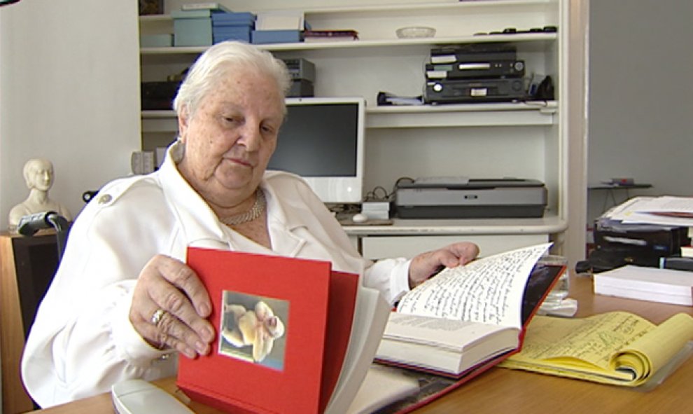 Carmen Balcells, impulsora del 'boom' latinoamericano, aparece en la imagen en su escritorio, rodeada de libros y papeles durante un documental de Rtve.