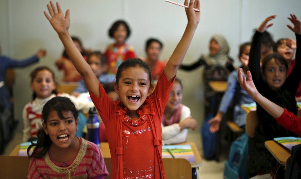 Estudiantes refugiado de Siria comienzan las clases en una escuela de UNICEF, con la visita del ministro de Economía alemán, Sigmar Gabriel, en el campamento de refugiados de Al Zaatari en la ciudad jordana de Mafraq, cerca de la frontera con Siria. REUTE