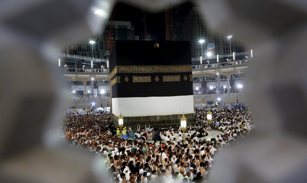 Peregrinos musulmanes rezan alrededor de la Kaaba santa en la Gran Mezquita antes de la peregrinación anual del Haj en La Meca. REUTERS / Ahmad Masood