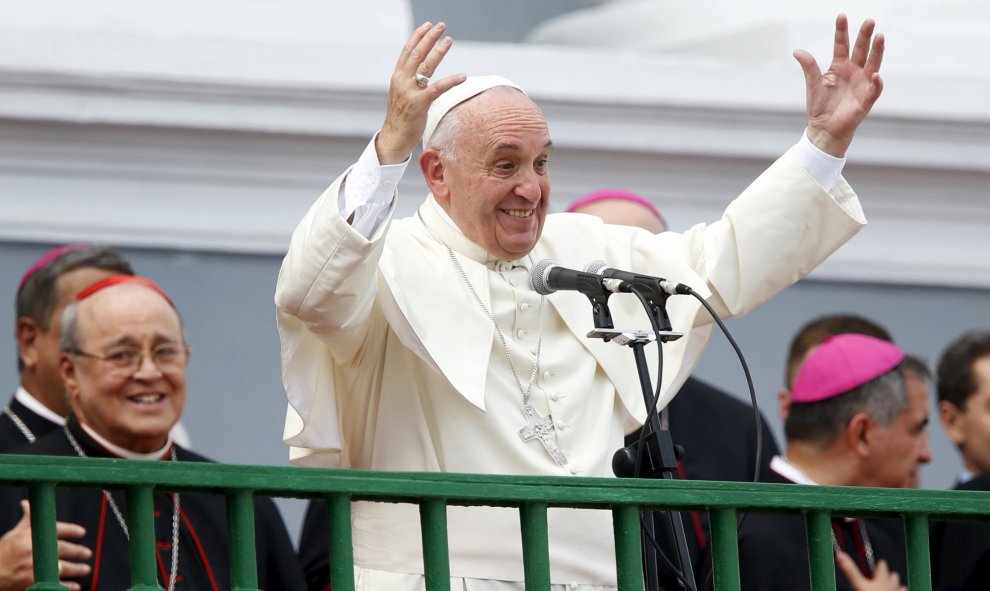 El Papa Francisco se dirige a la multitud desde la Catedral de Nuestra Señora de la Asunción, en Santiago de Cuba. REUTERS / Edgard Garrido