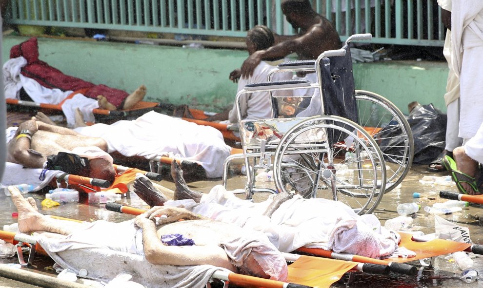 Los cuerpos de los peregrinos musulmanes heridos por aplastamiento en Mina, en las afueras de la ciudad santa musulmana de La Meca.- REUTERS