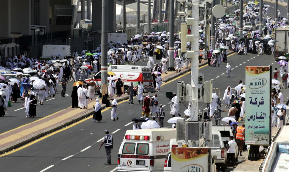 Ambulancias en las cercanías de donde se ha producido una avalancha de gente en Jamarat cerca de Meca en Arabia Saudí, causando más de 700 muertos.-EFE/Amel Pain