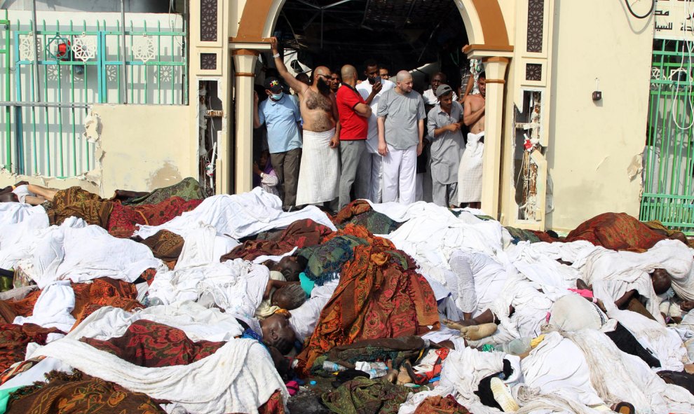 El personal de emergencia de Arabia Saudí observa los cuerpos de los peregrinos muertos una estampida en Mina, cerca de la ciudad santa de La Meca.-AFP PHOTO