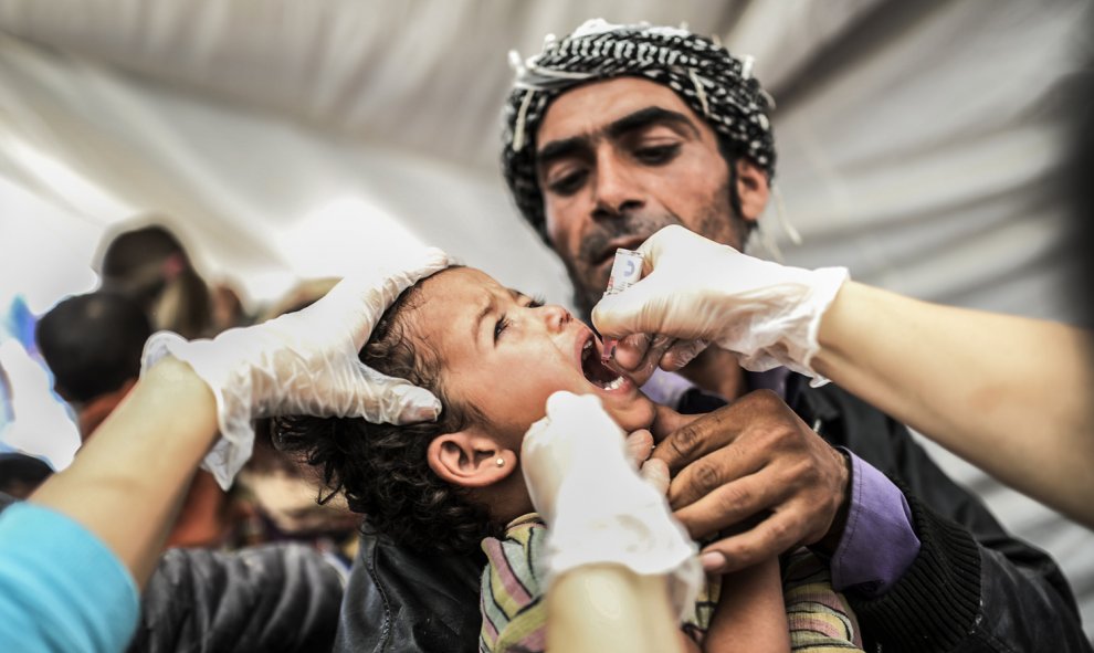 Un niño sirio recibe una vacuna en el municipio de Suruc. BULENT KILIC (AFP)