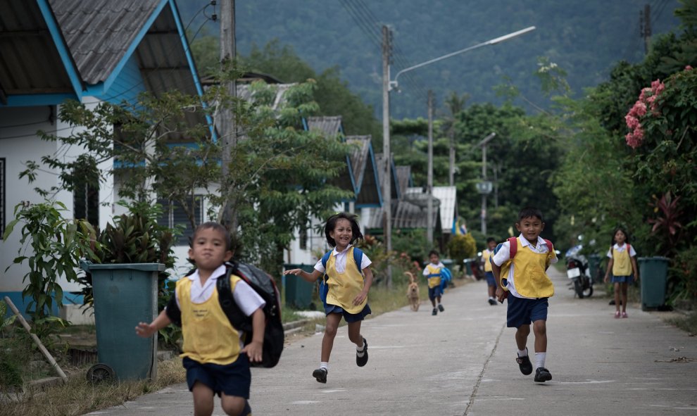 Un grupo de niños corre a la escuela en un nuevo municipio en el distrito de Khura Buri construido después del tsunami de Tailandia en 2004. NICOLAS ASFOURI (AFP)