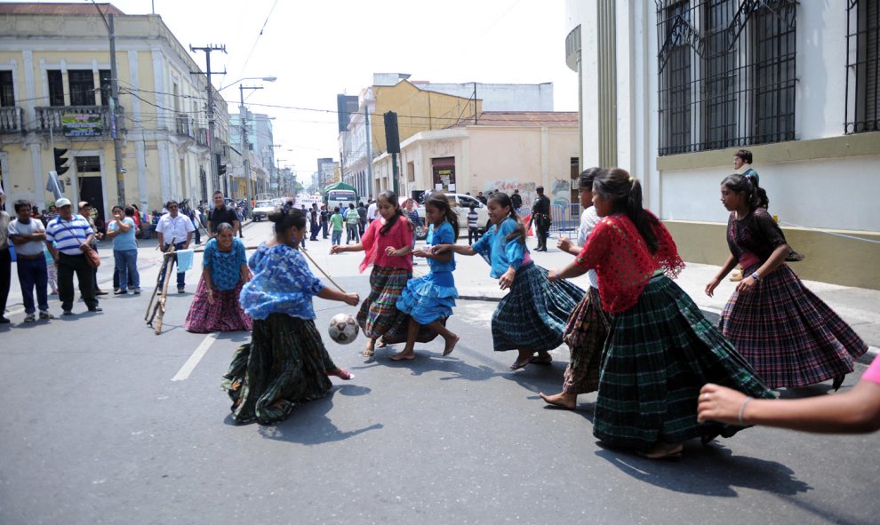 Mujeres indígenas de Guatemala juegan al fútbol en el Palacio Nacional de Ciudad de Guatemala. JOHAN ORDONEZ (AFP)