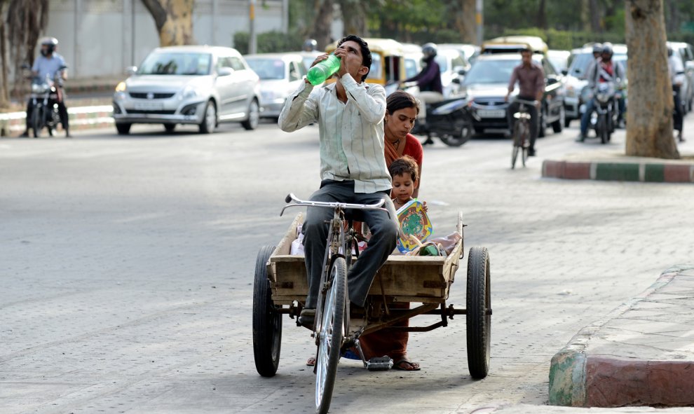 Un trabajador indio bebe agua para aliviarse del calor en Nueva Delhi. MONEY SHARMA (AFP)