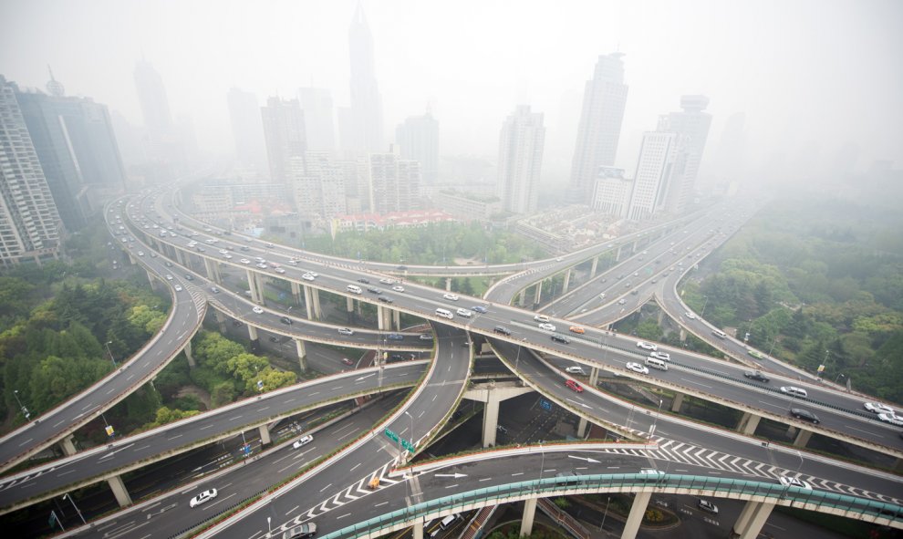 Cruce de carreteras en la ciudad china de Shangai, altamente contaminada. JOHANNES EISELE (AFP)