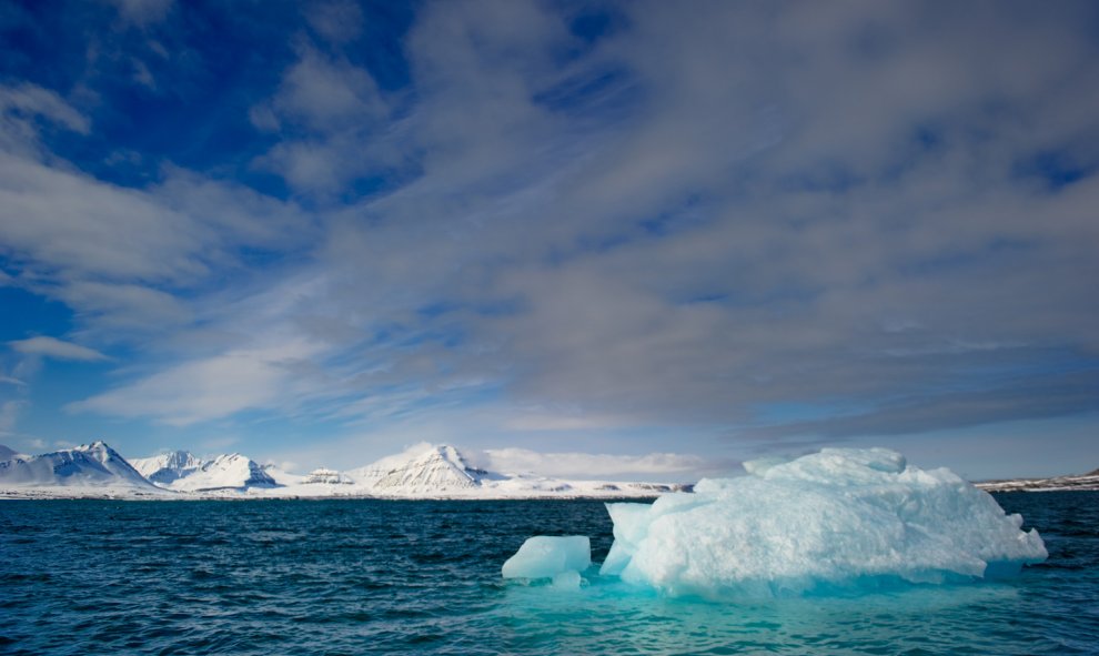 Vista de icebergs en la costa noruega de Kongsfjord. MARTIN BUREAU (AFP)