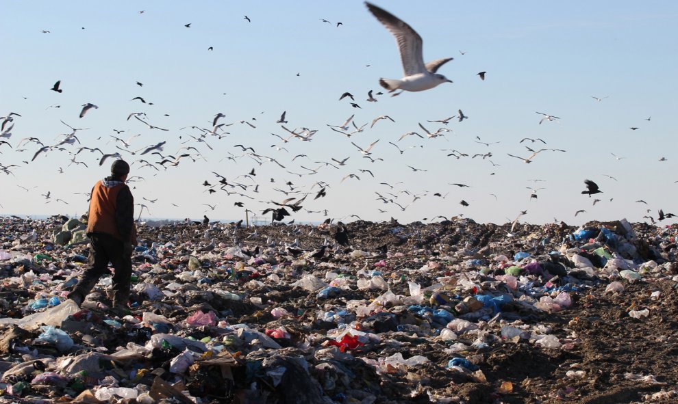 Un hombre camina sobre montones de kilos de basura en Sevastopol, en Crimea. YURI LASHOV (AFP)