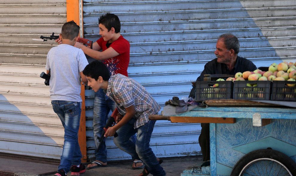 Varios niños sirios juegan con armas de plástico en la ciudad de Latakia. JOSEPH EID (AFP)