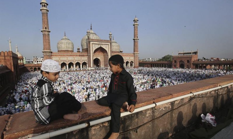 Musulmanes asisten a los rezos del Eid al-Adha o Fiesta del Sacrificio en la mezquita de Jama en Nueva Delhi (India). EFE/Rajat Gupta