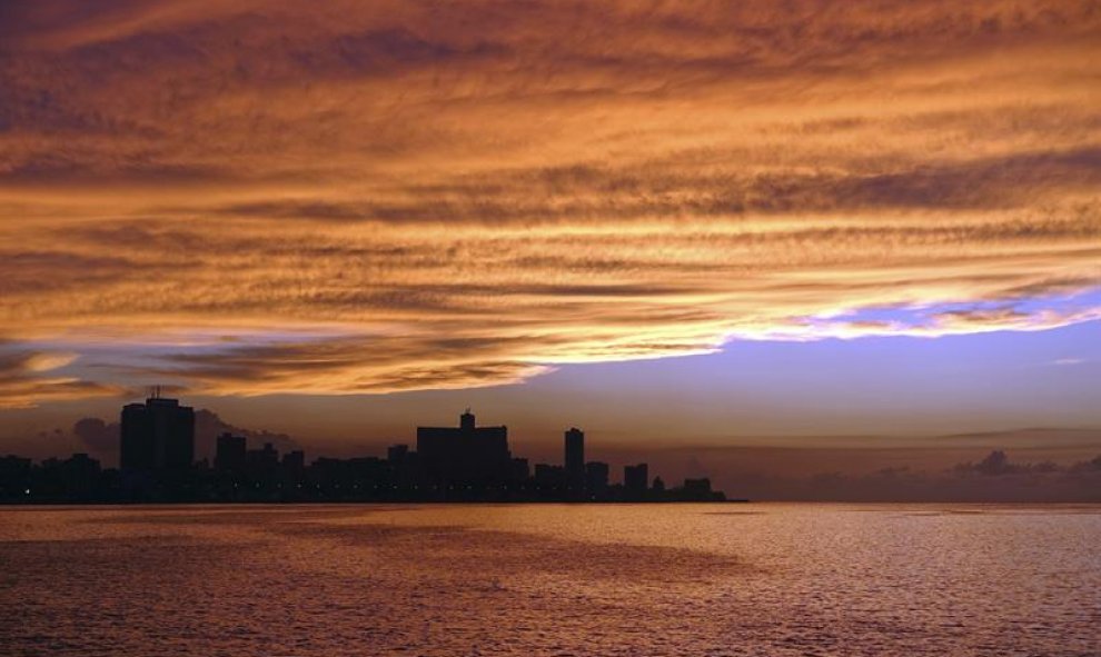 Vista de un atardecer en el malecón de La Habana (Cuba). EFE/Alejandro Ernesto