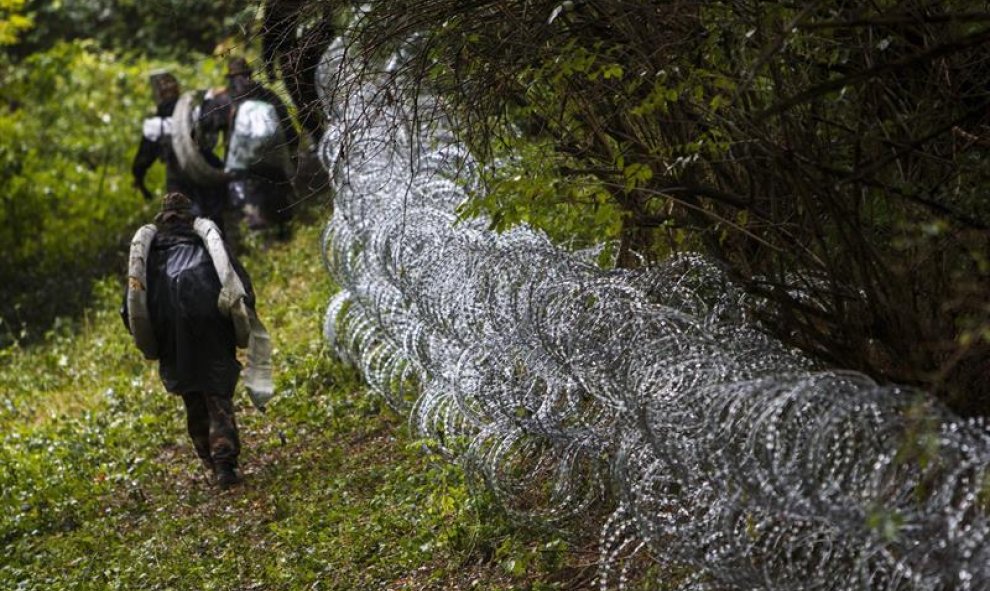 Soldados continúan levantando la alambrada en la frontera con Croacia en Zakany (Hungría). EFE/Gyorgy Varga