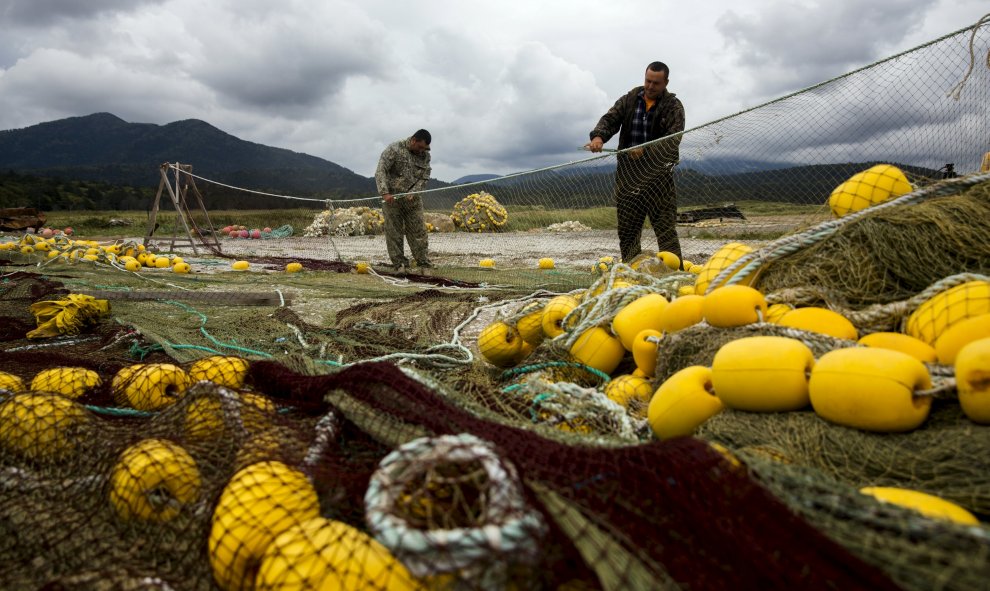 Pescadores recogen sus redes en Japón. REUTERS