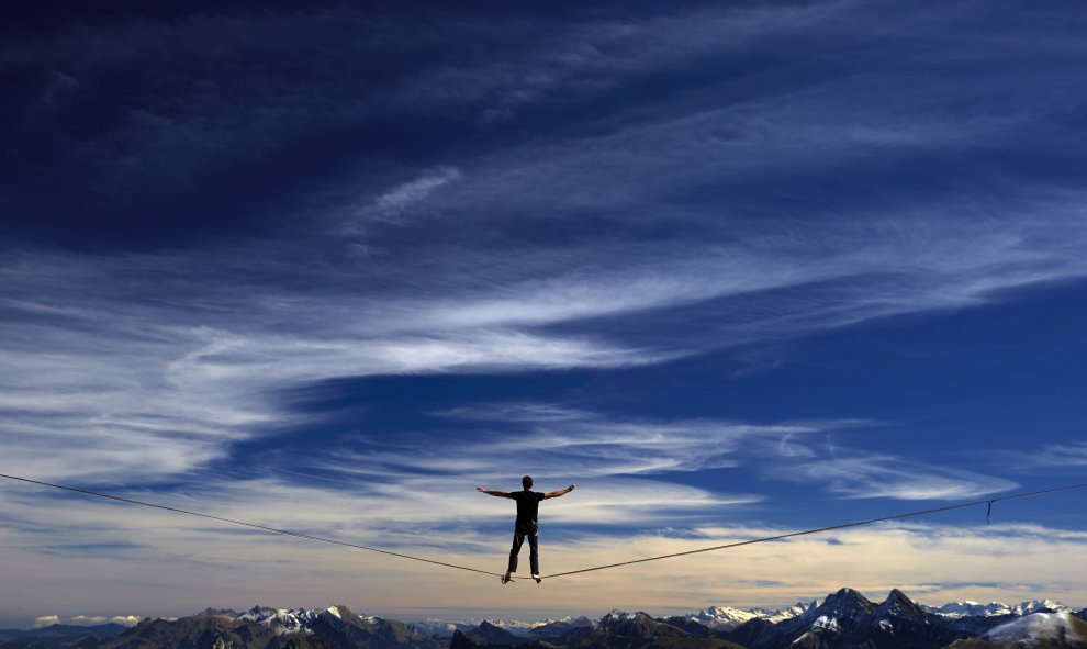 Rolland de Francia se encuentra en la línea durante el evento Highline extrema en Moleson. REUTERS