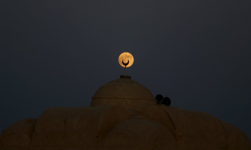 La superluna ilumina el desierto de Al Fayoum Governorate, en el Cairo (Egipto). REUTERS/Amr Abdallah Dalsh