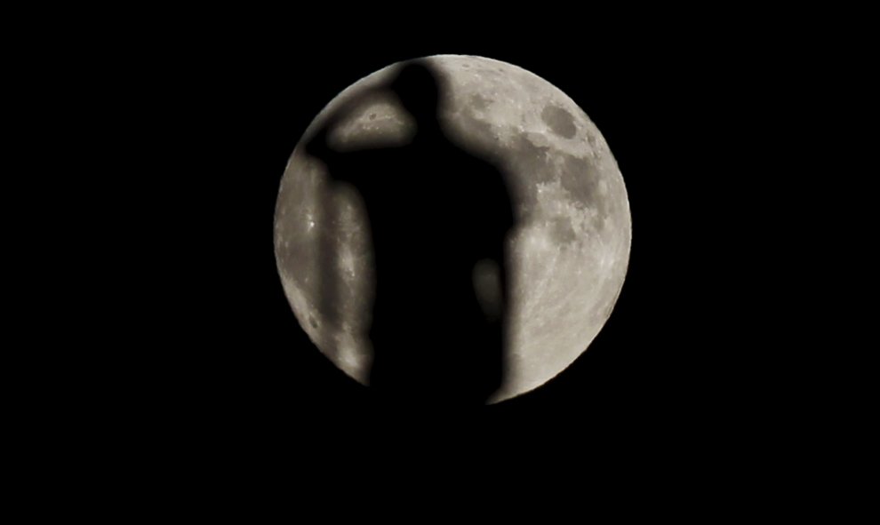 Un hombre, silueteado en el contraluz de la superluna, en Ronda (Málaga). REUTERS/Jon Nazca