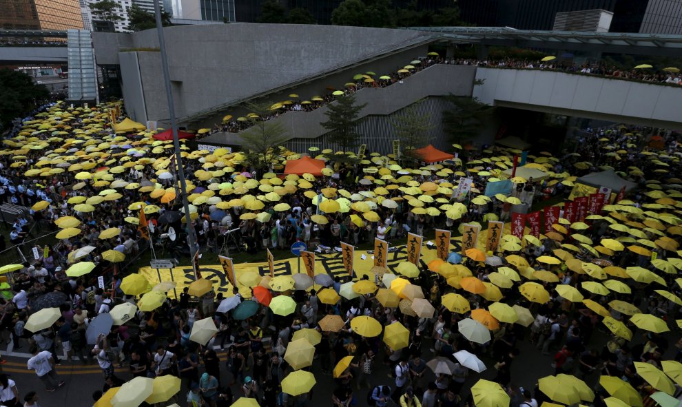 Alrededor de mil manifestantes en favor de la democracia se reúnen en Hong Kong, China 28 de septiembre de 2015. Este Lunes es el aniversario del movimiento "paraguas", que exige el sufragio universal en el territorio. REUTERS / Bobby Yip