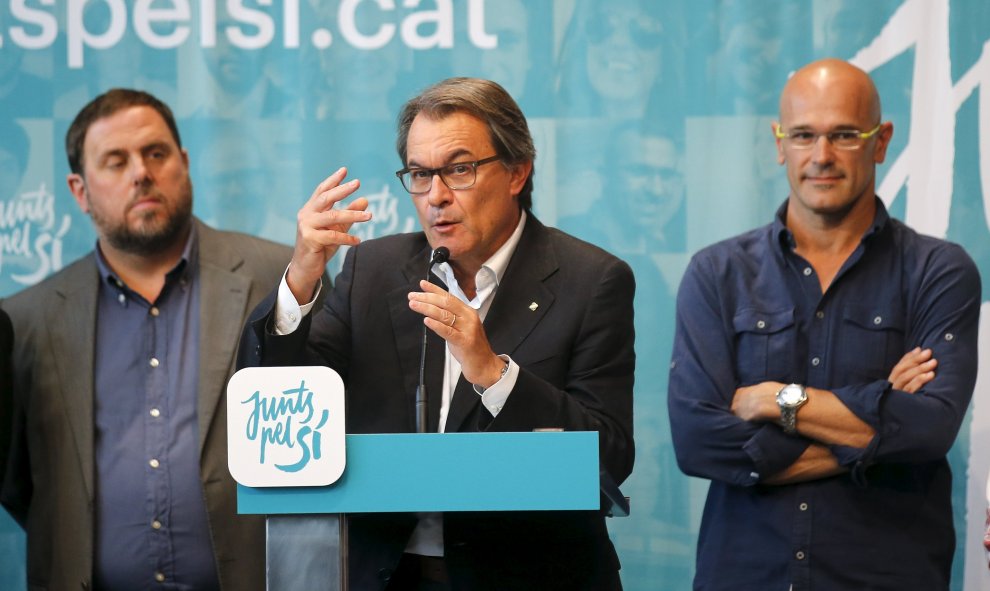 Artur Mas con Oriol Junqueras y Raul Romeva en una rueda de prensa en Barcelona tras las elecciones catalanas de ayer, hoy, 28 de septiembre de 2015. REUTERS/Andrea Comas