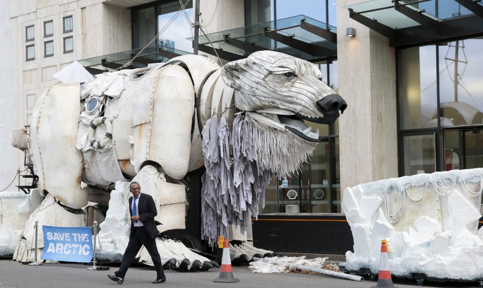 Greenpeace ha colocado un oso polar robot a modo de protesta enfrente del edificio de Shell, en Londres, Reino Unido. 28 de septiembre de 2015. REUTERS/Suzanne Plunkett