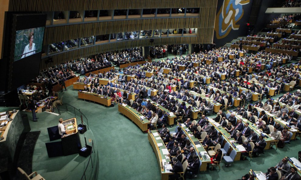 La presidenta de Brasil, Dilma Rousseff, se dirige a la 70ª sesión de la Asamblea General de la ONU en las Naciones Unidas el 28 de septiembre de 2015, de Nueva York. AFP/KENA BETANCUR