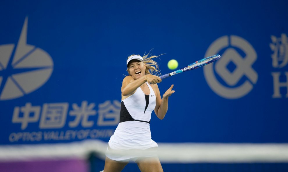 La rusa Maria Sharapova juega contra Barbora Strycova de la República Checa durante el torneo de tenis de Wuhan Open, en Hubei, China, 28 de septiembre de 2015. REUTERS