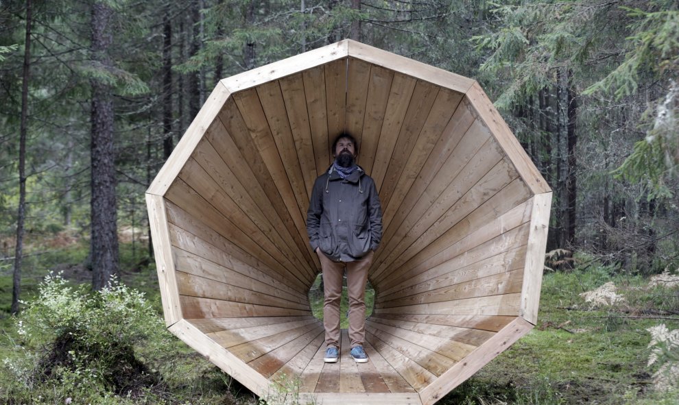 El jefe del departamento de arquitectura de interiores en la Academia de Artes Hannes Praks en Estonia posa para una foto en el megáfono de madera en el bosque cerca de la aldea Pahni, Estonia. REUTERS / Ints Kalnins