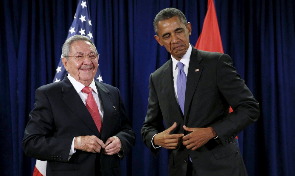 El presidente estadounidense, Barack Obama y el presidente cubano, Raúl Castro, se ajustan las chaquetas al comienzo de su reunión en la Asamblea General de las Naciones Unidas en Nueva York. REUTERS / Kevin Lamarque