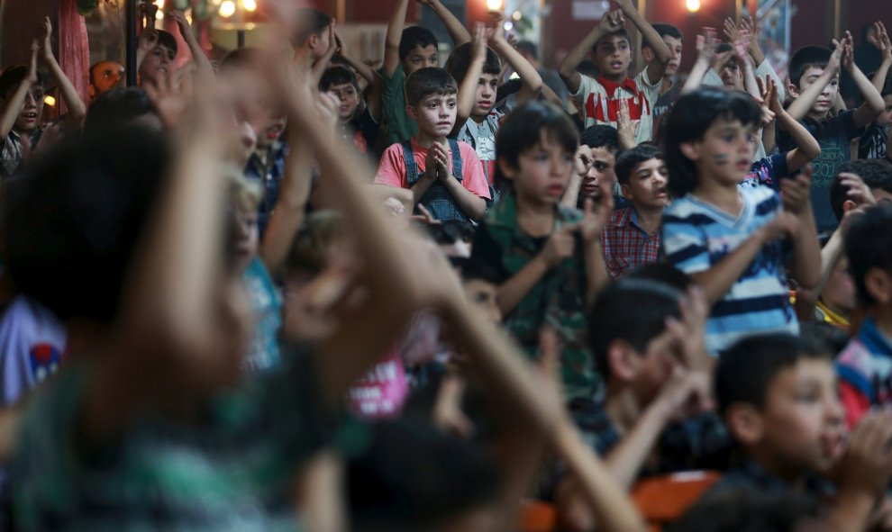 Niños que sobrevivieron a lo que los activistas dicen que fue el ataque químico de Guta Oriental en agosto de 2013 asisten a una ceremonia para conmemorar el segundo aniversario del ataque, en Zamalka, cerca de Damasco, Siria. REUTERS / Bassam Khabieh