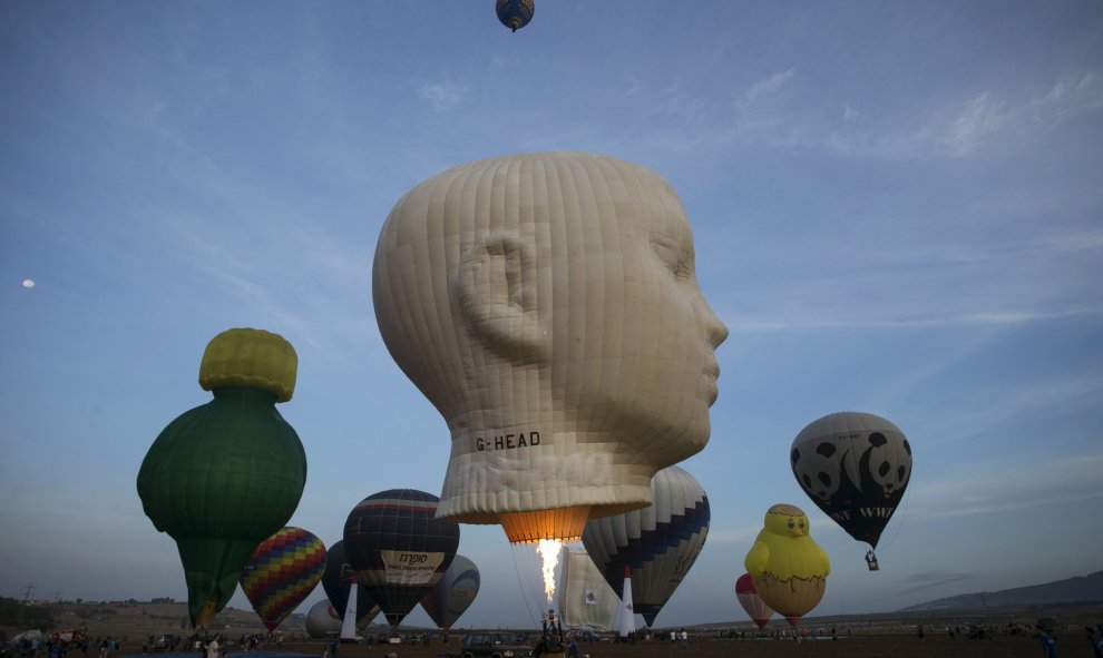 Preparan los globos de aire caliente para el festival internacional del globo de aire caliente en el Parque Nacional Maayan Harod en el norte de Israel. REUTERS / Baz Ratner