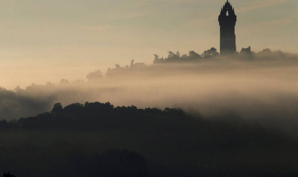 Se asoma el Monumento a William Wallace por encima de la niebla a primeras horas de la mañana en Stirling, Escocia. REUTERS/Russell Cheyne