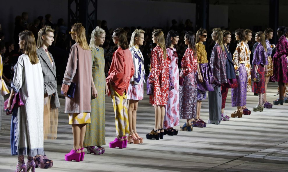 Modelos en la pasarela con diseños de Dries Van Noten, que forman parte de la colección Primavera/Verano 2016 en un show de moda en París. REUTERS/Benoit Tessier