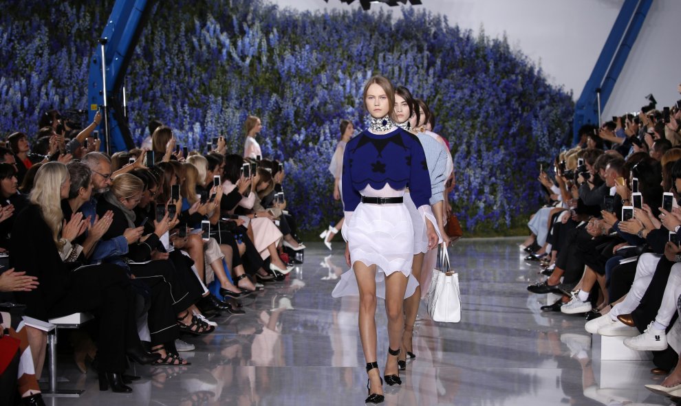 Modelos desfilando con las creaciones de diseñador belga Raf Simons como parte de su colección Primavera / Verano 2016 de Christian Dior en París. REUTERS