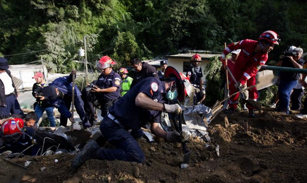 Deslizamiento de tierra se cobra la vida de cinco personas en Guatemala. EFE.
